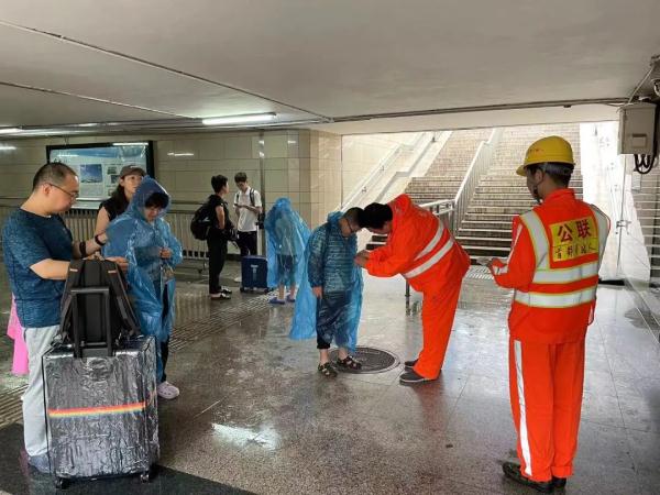 极端暴雨中的北京，被他们牢牢守护！多路记者现场直击——