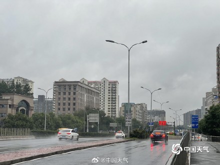 雨哗哗！今晨北京部分路面积水 地铁站加围挡防水