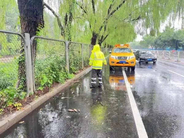 极端暴雨中的北京，被他们牢牢守护！多路记者现场直击——