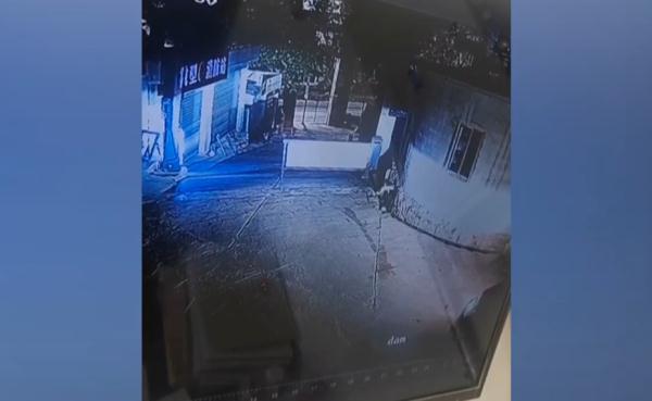 贵阳一修理厂半夜被撬门，奔驰车被拖走！拖车人：我们不是偷