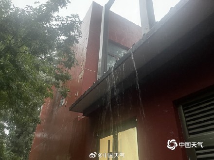 雨哗哗！今晨北京部分路面积水 地铁站加围挡防水