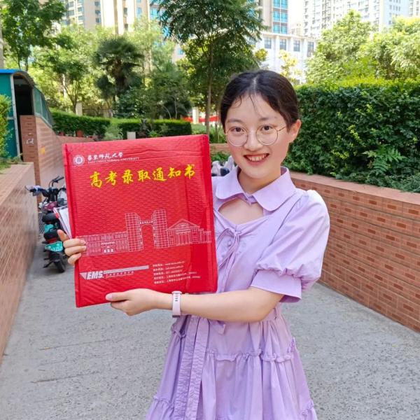 河南“诗词才女”邓雅文,被华东师大录取了! 河南“诗词才女”邓雅文,被华东师大录取了!