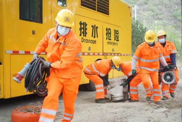 极端暴雨中的北京，被他们牢牢守护！多路记者现场直击——