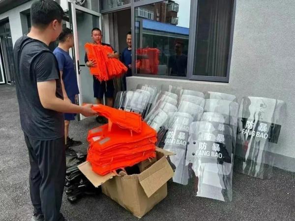 极端暴雨中的北京，被他们牢牢守护！多路记者现场直击——