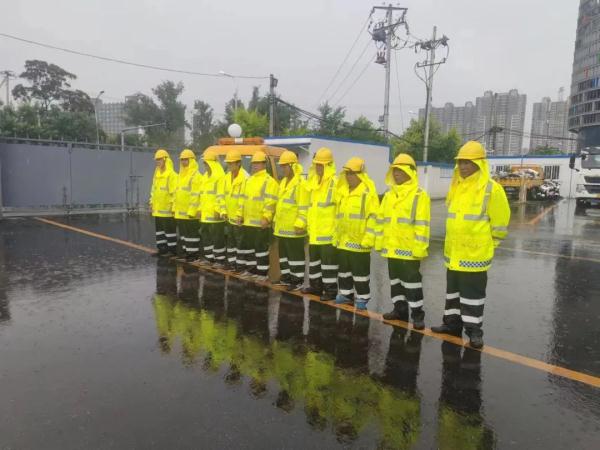 极端暴雨中的北京，被他们牢牢守护！多路记者现场直击——