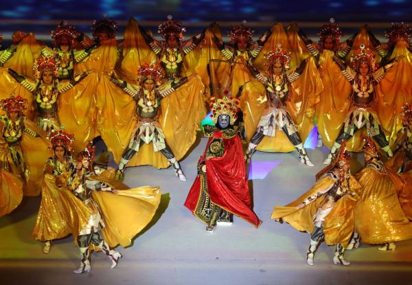 成都大运会|开幕式川剧变脸最后一张是“花花” 成都大运会|开幕式川剧变脸最后一张是“花花”