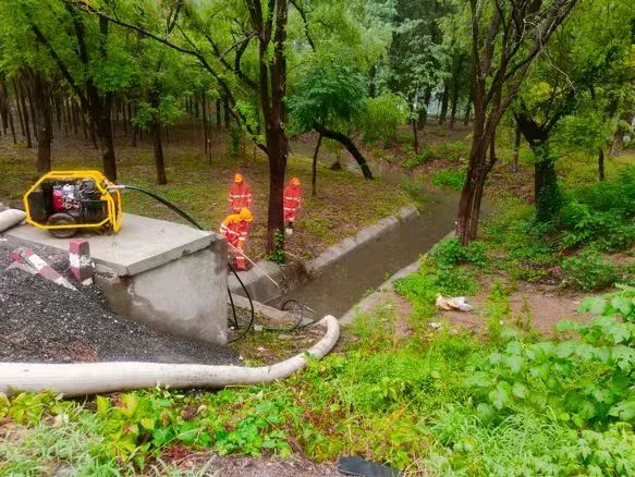 极端暴雨中的北京，被他们牢牢守护！多路记者现场直击——