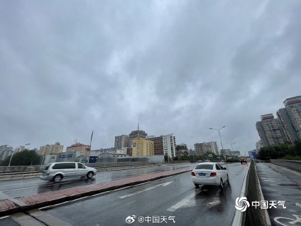 雨哗哗！今晨北京部分路面积水 地铁站加围挡防水