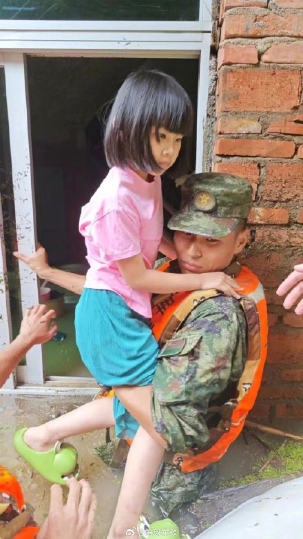 河水暴涨，子弟兵紧急转移百名受灾群众