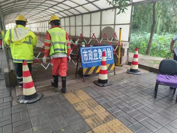 极端暴雨中的北京，被他们牢牢守护！多路记者现场直击——