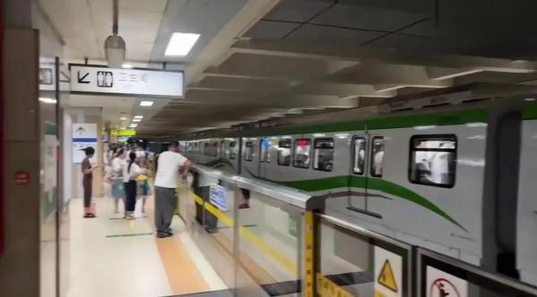 重庆轨道2号线突发闪爆，运营方回应