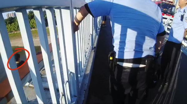 送奖上门！跳江救人辅警韩靖荣获二等荣誉奖章