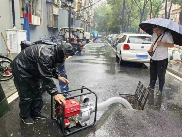 极端暴雨中的北京，被他们牢牢守护！多路记者现场直击——