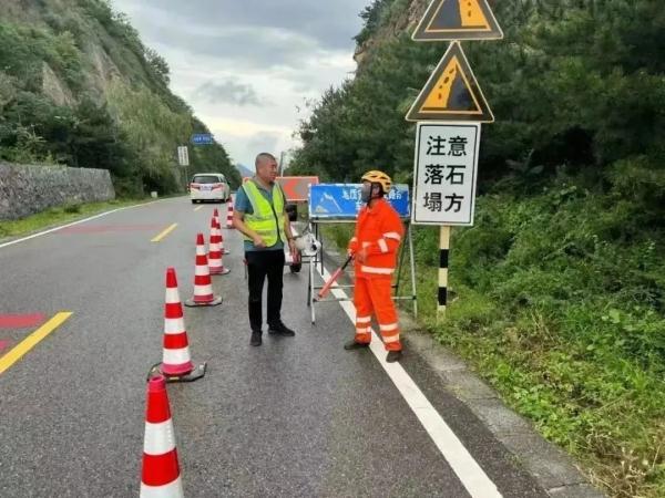 极端暴雨中的北京，被他们牢牢守护！多路记者现场直击——