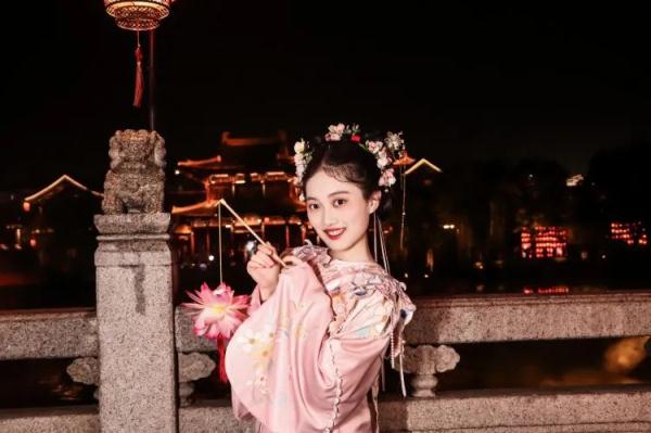 河南“诗词才女”邓雅文,被华东师大录取了! 河南“诗词才女”邓雅文,被华东师大录取了!