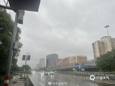 雨哗哗！今晨北京部分路面积水 地铁站加围挡防水