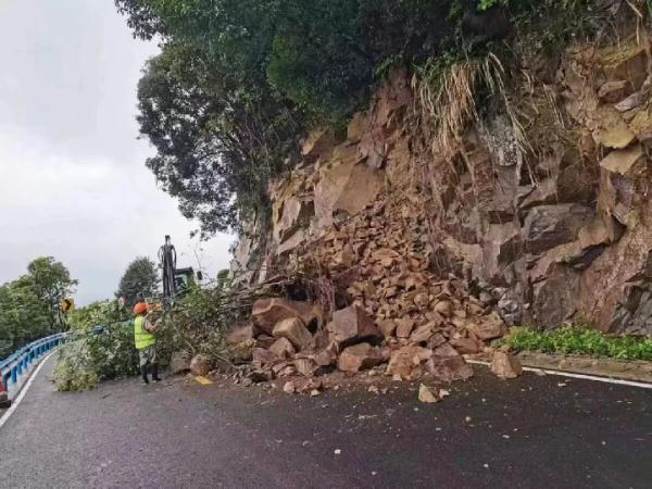 “卡努”瞄准浙江！宁波一地发布重要提醒：非必要，不前往！