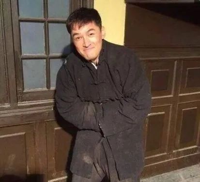 杭州小熊被指“人里人气”!网友:你是忘了会叉腰会揣手的熊猫了? 杭州小熊被指“人里人气”!网友:你是忘了会叉腰会揣手的熊猫了?