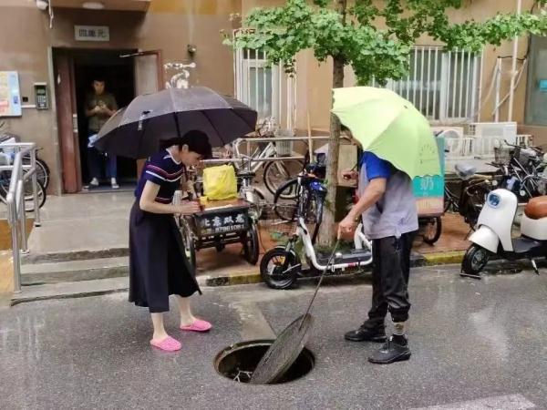 极端暴雨中的北京，被他们牢牢守护！多路记者现场直击——