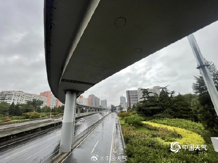雨哗哗！今晨北京部分路面积水 地铁站加围挡防水