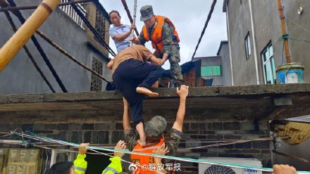 河水暴涨，子弟兵紧急转移百名受灾群众