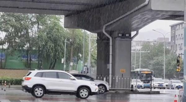 极端暴雨中的北京，被他们牢牢守护！多路记者现场直击——