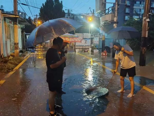 极端暴雨中的北京，被他们牢牢守护！多路记者现场直击——