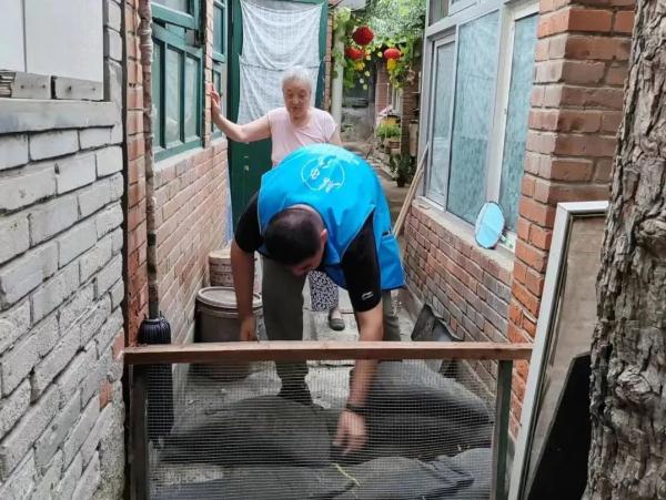 极端暴雨中的北京，被他们牢牢守护！多路记者现场直击——