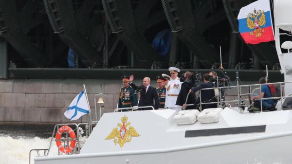 普京出席俄海军节阅兵活动，称今年将有30艘舰艇加入俄海军