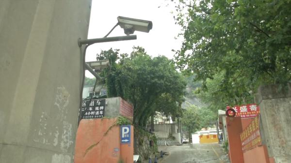贵阳一修理厂半夜被撬门，奔驰车被拖走！拖车人：我们不是偷