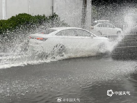 雨哗哗！今晨北京部分路面积水 地铁站加围挡防水