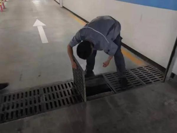 极端暴雨中的北京，被他们牢牢守护！多路记者现场直击——