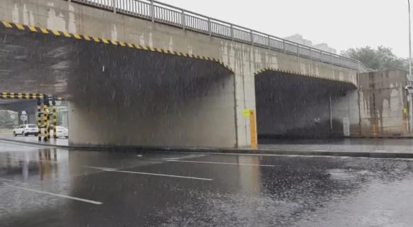 极端暴雨中的北京，被他们牢牢守护！多路记者现场直击——