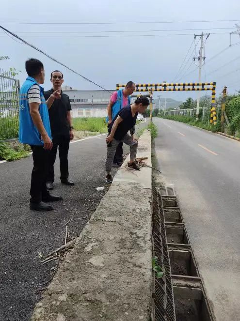 极端暴雨中的北京，被他们牢牢守护！多路记者现场直击——