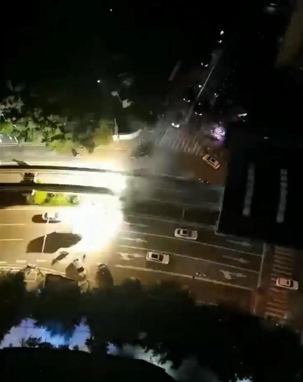 重庆轻轨道发生故障,一大爷砸碎了车窗……该不该砸,要不要赔? 重庆轻轨道发生故障,一大爷砸碎了车窗……该不该砸,要不要赔?