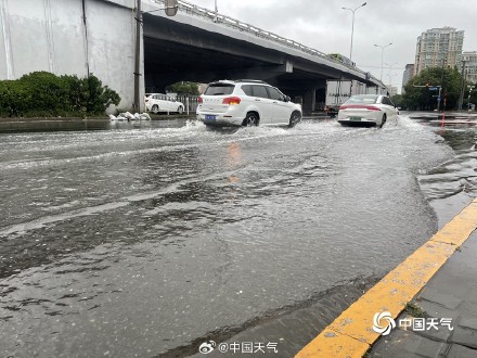雨哗哗！今晨北京部分路面积水 地铁站加围挡防水