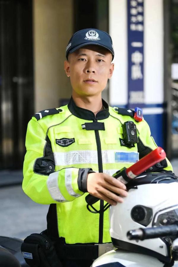 送奖上门！跳江救人辅警韩靖荣获二等荣誉奖章