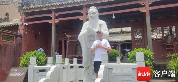 打排球、爬椰树、逛孔庙……这个外国球星爱上文昌! 打排球、爬椰树、逛孔庙……这个外国球星爱上文昌!