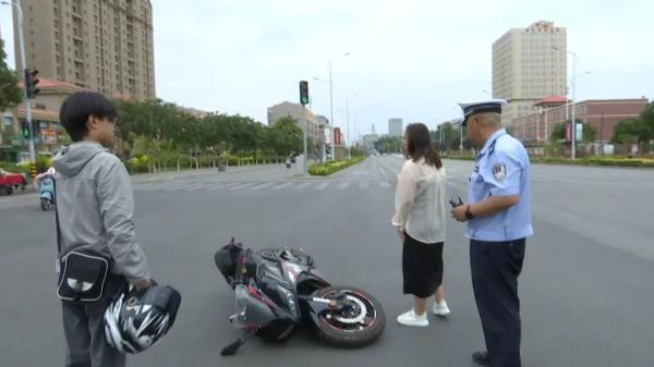 女子左转未让直行 &nbsp;轿车路口撞倒摩托车……