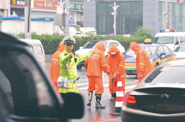 探访暴雨中坚守的北京民警 探访暴雨中坚守的北京民警