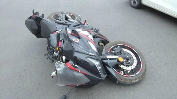 女子左转未让直行 &nbsp;轿车路口撞倒摩托车……