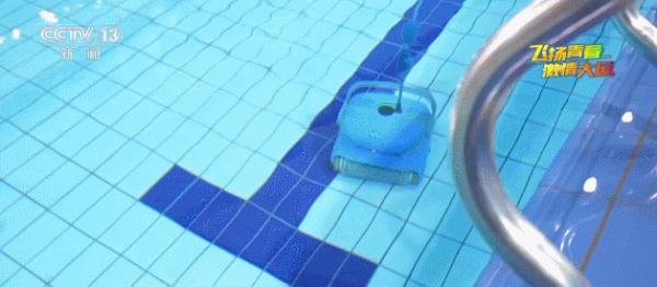 “水乌龟”如何清理泳池底部杂质？探访成都大运会水球馆