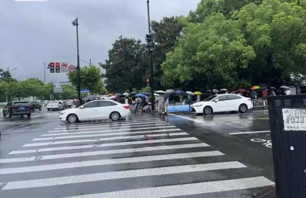 排了一个半小时还没进去！上海有人凌晨4点就来排队，价格可高达数万元