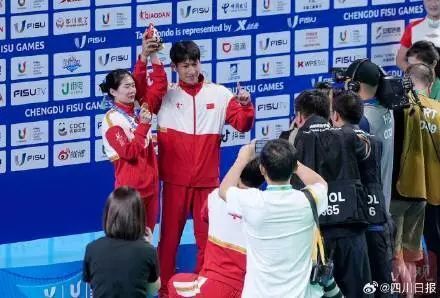 大运会颁奖典礼秒变求婚现场！戒指还是现场借的，网友：甜度超标