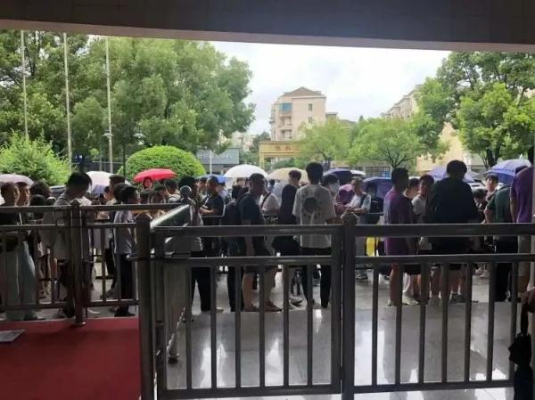 凌晨四点就有人排队，价格可高达数万元……上海这个特别的展览大热