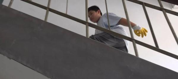 广西11岁男孩帮环卫工妈妈收垃圾，“能帮到妈妈感到很快乐”