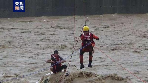 男子驾车涉水被困河道洪流 河北武安消防紧急救援