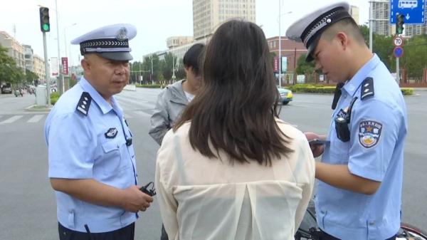 女子左转未让直行 &nbsp;轿车路口撞倒摩托车……