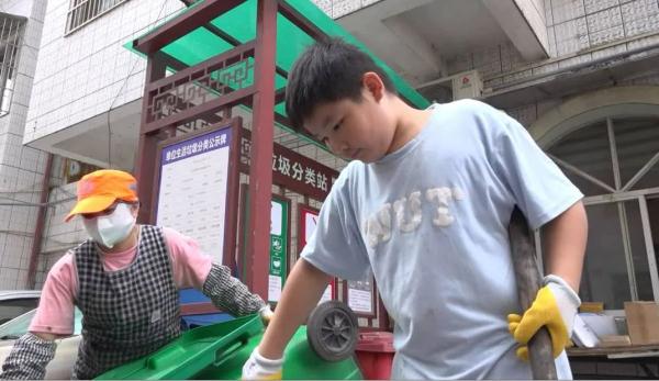 广西11岁男孩帮环卫工妈妈收垃圾，“能帮到妈妈感到很快乐”