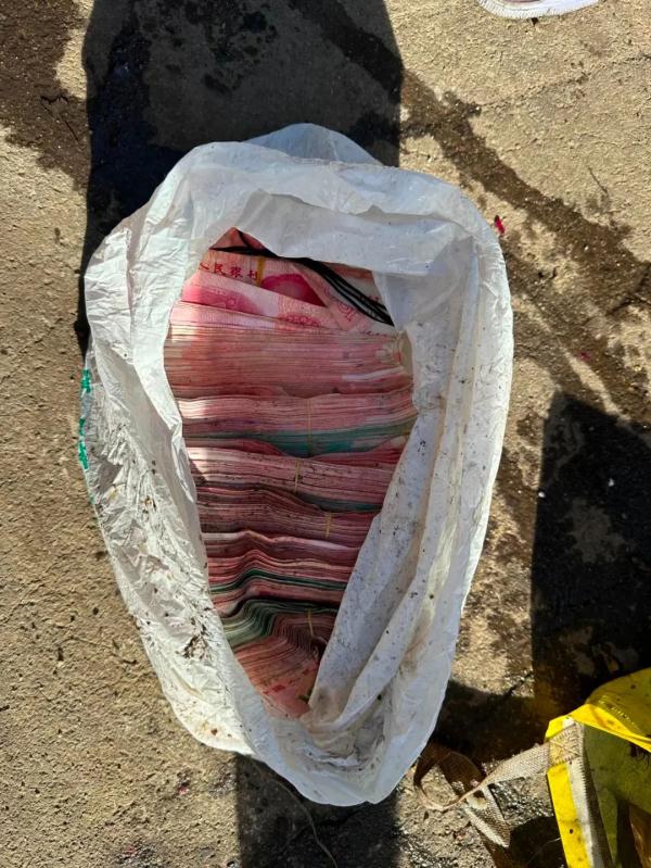 孩子误把8万元现金当垃圾丢了！三亚警方走进8吨垃圾中翻找……